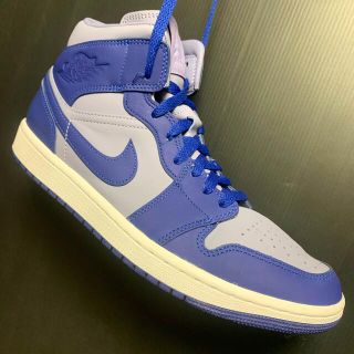 ナイキ(NIKE)のNIKE WMNS AIR JORDAN 1 MID(スニーカー)