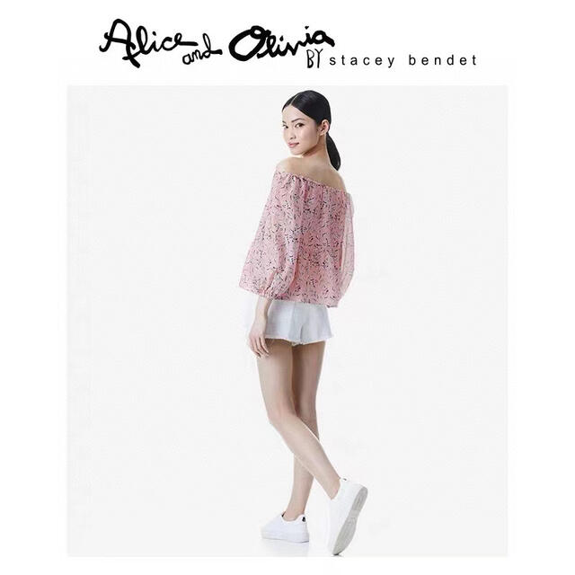 Alice+Olivia(アリスアンドオリビア)の❤️ ★Alice olive2021新作新品　ピンク花柄 トップス　オシャレ  レディースのトップス(シャツ/ブラウス(半袖/袖なし))の商品写真