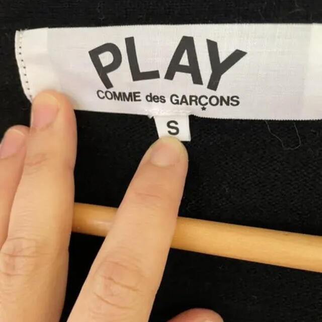 COMME des GARCONS(コムデギャルソン)のPLAY コムデギャルソン ブラックカーディガン 訳あり メンズのトップス(カーディガン)の商品写真