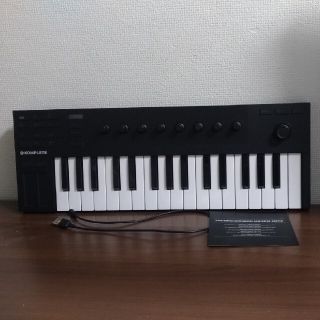 KOMPLETE KONTROL M32(MIDIコントローラー)