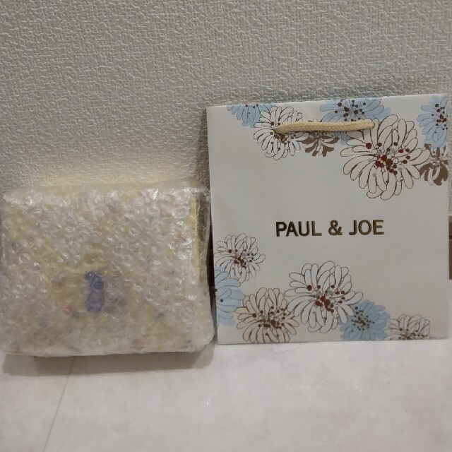 PAUL & JOE(ポールアンドジョー)の★ブランド袋付★ポールアンドジョー   クリスマスコフレ　ドラえもん　国内購入 コスメ/美容のキット/セット(コフレ/メイクアップセット)の商品写真