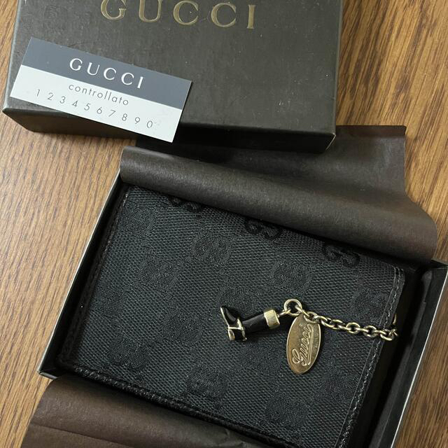 Gucci(グッチ)の正規品 GUCCI カードケース　チャーム付き　定期入れ　 メンズのファッション小物(名刺入れ/定期入れ)の商品写真