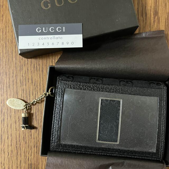 Gucci(グッチ)の正規品 GUCCI カードケース　チャーム付き　定期入れ　 メンズのファッション小物(名刺入れ/定期入れ)の商品写真