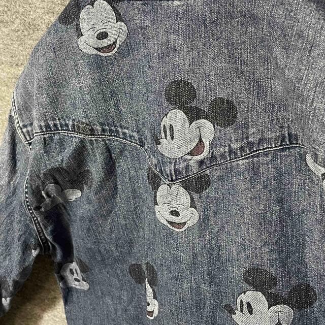 Disney(ディズニー)のリーバイス　ディズニー　コラボ　ミッキープリント　デニムシャツ　 メンズのトップス(シャツ)の商品写真