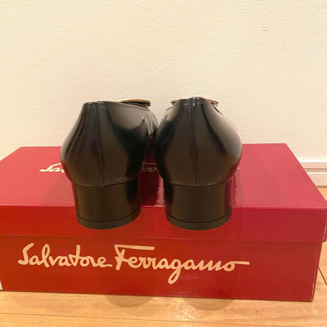 Ferragamo(フェラガモ)のフェラガモ　未使用品　黒　パンプス71/2 レディースの靴/シューズ(ハイヒール/パンプス)の商品写真