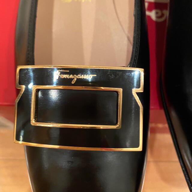 Ferragamo(フェラガモ)のフェラガモ　未使用品　黒　パンプス71/2 レディースの靴/シューズ(ハイヒール/パンプス)の商品写真