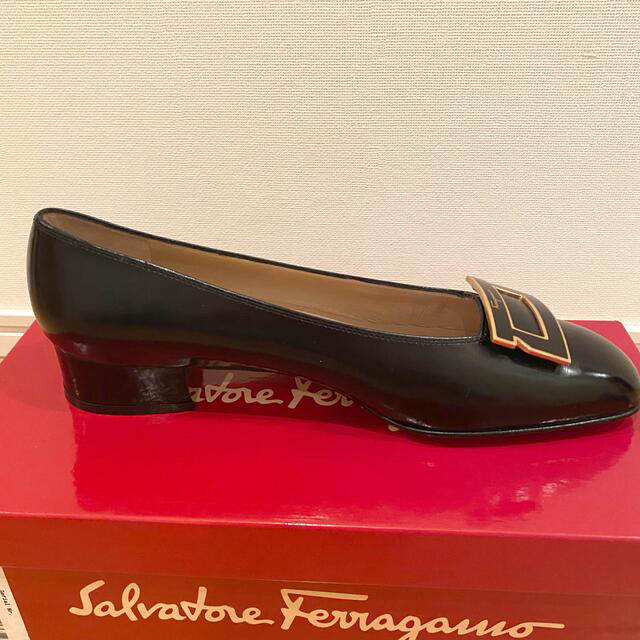 Ferragamo(フェラガモ)のフェラガモ　未使用品　黒　パンプス71/2 レディースの靴/シューズ(ハイヒール/パンプス)の商品写真