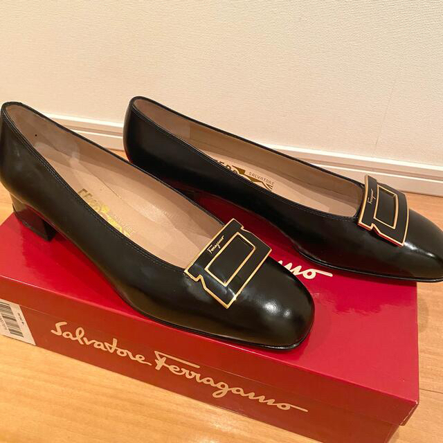 Ferragamo(フェラガモ)のフェラガモ　未使用品　黒　パンプス71/2 レディースの靴/シューズ(ハイヒール/パンプス)の商品写真