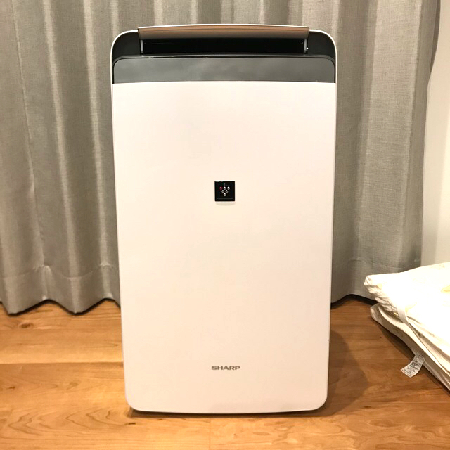 SHARP(シャープ)の除湿機 SHARP 衣類乾燥 CV-J180-W ホワイト2020年制 スマホ/家電/カメラの生活家電(衣類乾燥機)の商品写真