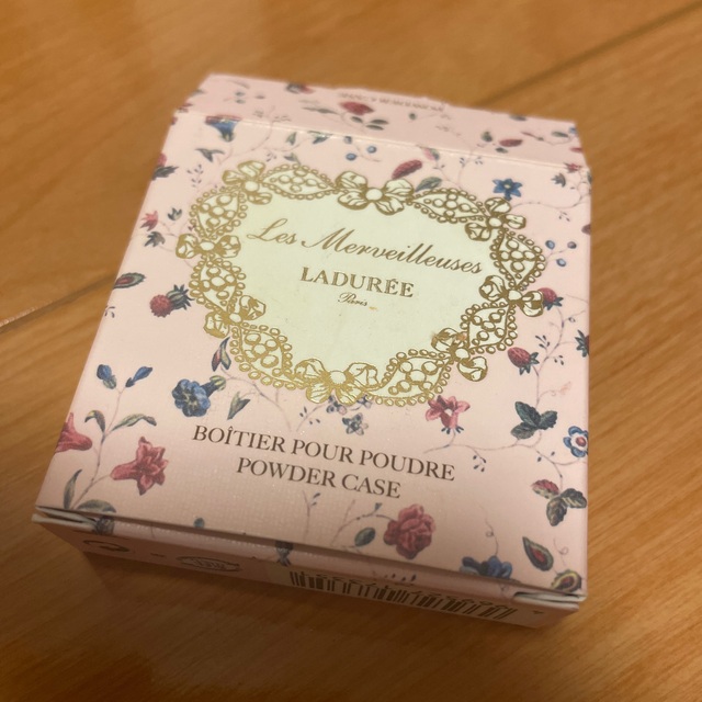 LADUREE(ラデュレ)のレ・メルヴィイユーズ ラデュレ パウダーケース コスメ/美容のベースメイク/化粧品(フェイスパウダー)の商品写真