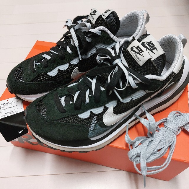 sacai(サカイ)の【希少品】Nike × sacai vaporwaffle ブラック27.5cm メンズの靴/シューズ(スニーカー)の商品写真