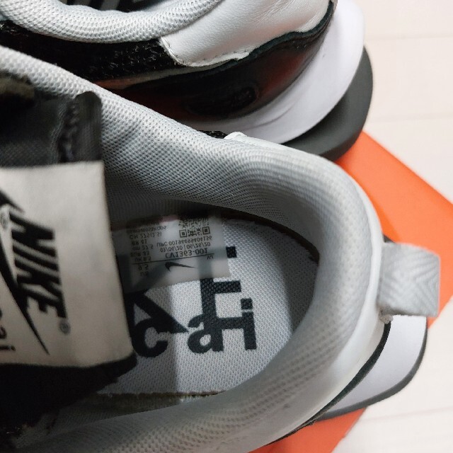 sacai(サカイ)の【希少品】Nike × sacai vaporwaffle ブラック27.5cm メンズの靴/シューズ(スニーカー)の商品写真