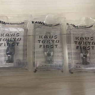 メディコムトイ(MEDICOM TOY)のKAWS TOKYO FIRST キーホルダー 3種類セット(キーホルダー)