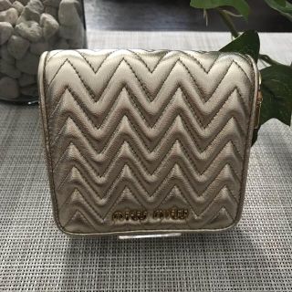 ミュウミュウ(miumiu)のmiu miu ミュウミュウ 財布 ジップ 二つ折り ゴールド 美品(財布)