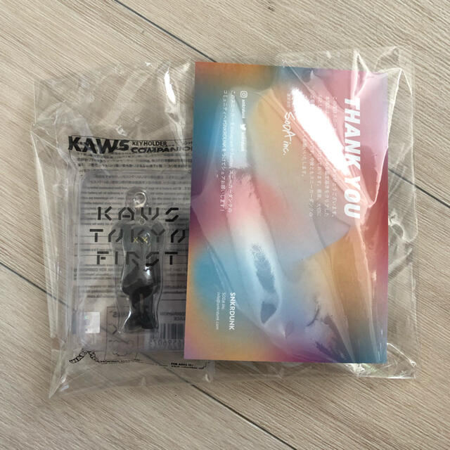MEDICOM TOY(メディコムトイ)のKAWS TOKYOFIRST キーホルダー ブラック メンズのファッション小物(キーホルダー)の商品写真