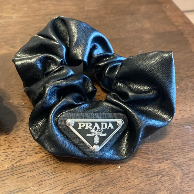 値下げしました!PRADA 合皮シュシュ 2個セット レディースのヘアアクセサリー(ヘアゴム/シュシュ)の商品写真