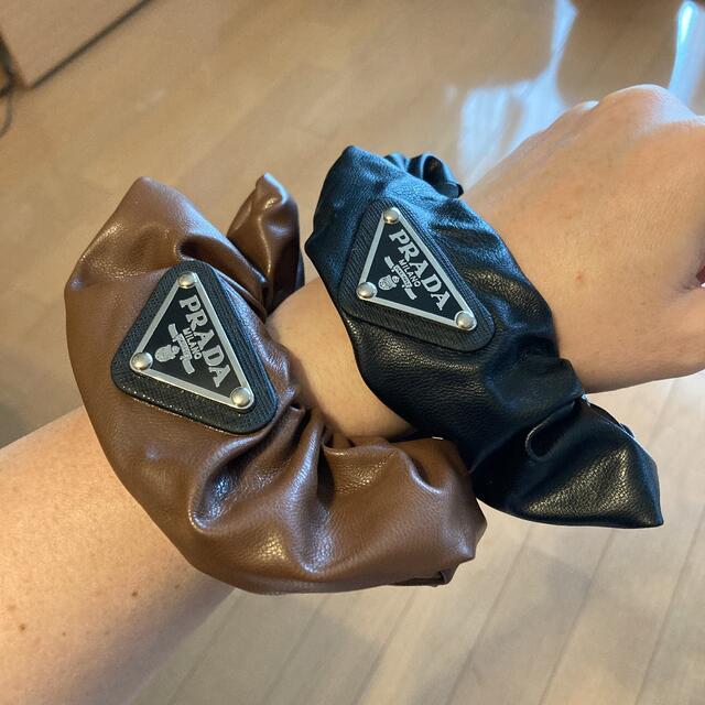 値下げしました!PRADA 合皮シュシュ 2個セット レディースのヘアアクセサリー(ヘアゴム/シュシュ)の商品写真