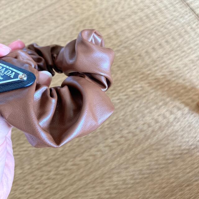 値下げしました!PRADA 合皮シュシュ 2個セット レディースのヘアアクセサリー(ヘアゴム/シュシュ)の商品写真