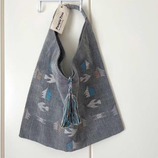 イアパピヨネ(ear PAPILLONNER)の【新品】peopletree ダッカ織タッセル付きトライアングルバッグ　グレー系(ショルダーバッグ)