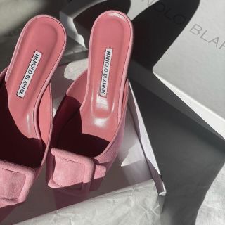 マノロブラニク(MANOLO BLAHNIK)のmanolo blahnik ピンク フラットシューズ(サンダル)