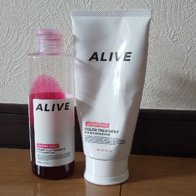 ALIVE  カラーシャンプー&トリートメント  ベリーピンク コスメ/美容のヘアケア/スタイリング(シャンプー/コンディショナーセット)の商品写真