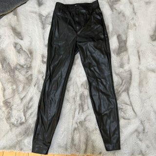 ザラ(ZARA)のZARA レザー　パンツ(カジュアルパンツ)