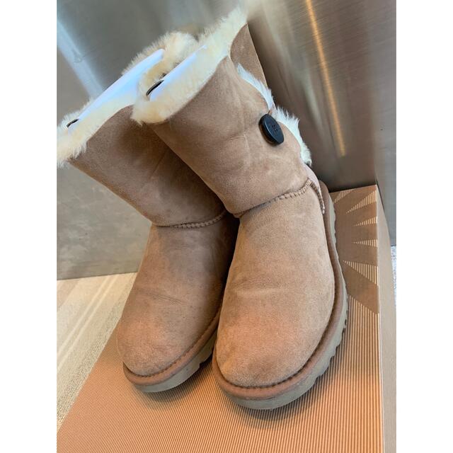 UGG(アグ)の【限定値下げ】UGG Bailey Button CHESTNUT 25㌢ レディースの靴/シューズ(ブーツ)の商品写真