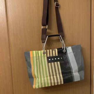 マルニ(Marni)のトートバッグマルニフラワーカフェストラップマルチグレーショルダーストラップ付き(トートバッグ)