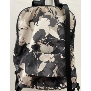 TUMI トゥミ 花柄リュック スーツケースにかけられます。 【美品】TUMI トゥミ 総柄 ナイロン A4 リュック バックパック 花柄