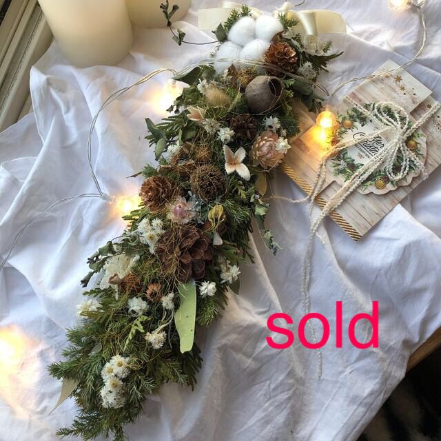 コニファーホワイトの花のクリスマススワッグ＊ドライフラワースワッグ ハンドメイドのフラワー/ガーデン(ドライフラワー)の商品写真