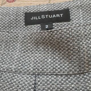 ジルスチュアート(JILLSTUART)のJILLSTUART　銀ラメの入ったスカート(ひざ丈スカート)