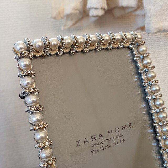 ZARA HOME(ザラホーム)の未使用　ザラ　ホーム　パール装飾フォトフレーム インテリア/住まい/日用品のインテリア小物(フォトフレーム)の商品写真