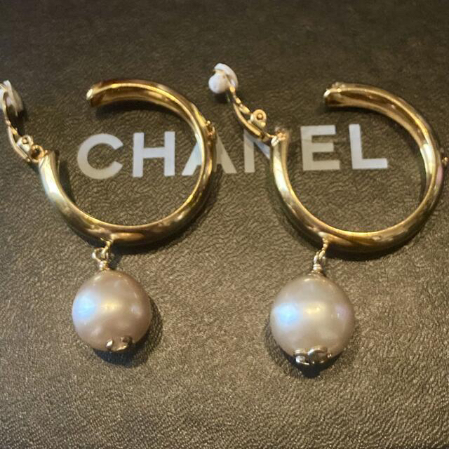 CHANEL(シャネル)のシャネル❤ヴィンテージ ビックフープ  でかパール イヤリング レディースのアクセサリー(イヤリング)の商品写真