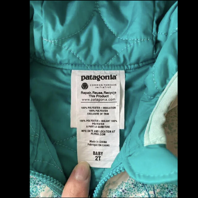 patagonia(パタゴニア)の【セール】patagonia 花柄　リバーシブルダウン キッズ/ベビー/マタニティのキッズ服女の子用(90cm~)(ジャケット/上着)の商品写真