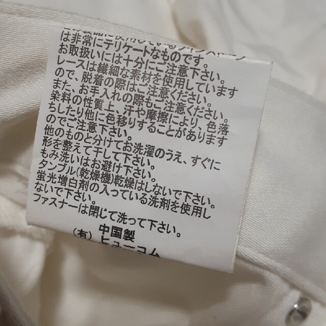 白色　裾にキラキラボタンが付いた　ホワイト　ハーフパンツ レディースのパンツ(ハーフパンツ)の商品写真