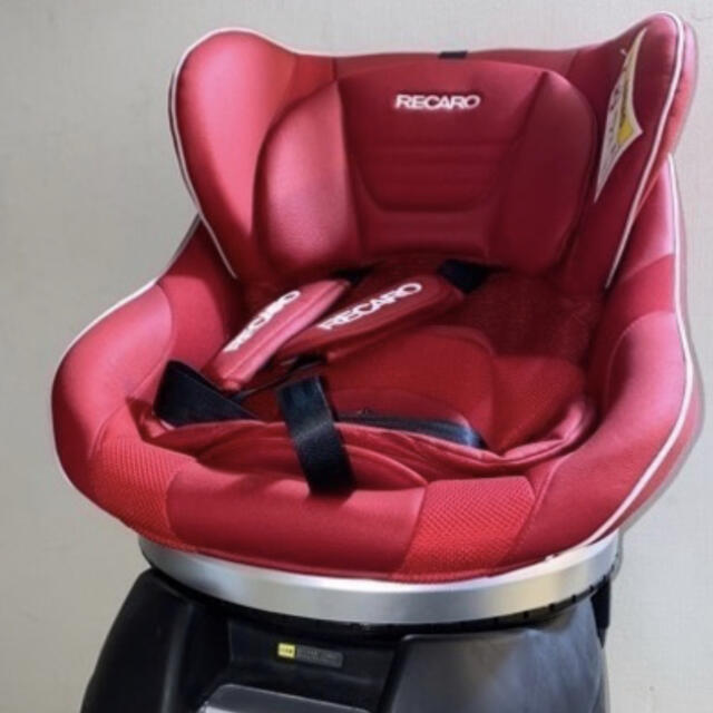 RECARO(レカロ)の(ポールさんと商談中)RECARO スタートxプレミアム　赤色チャイルドシート キッズ/ベビー/マタニティの外出/移動用品(自動車用チャイルドシート本体)の商品写真