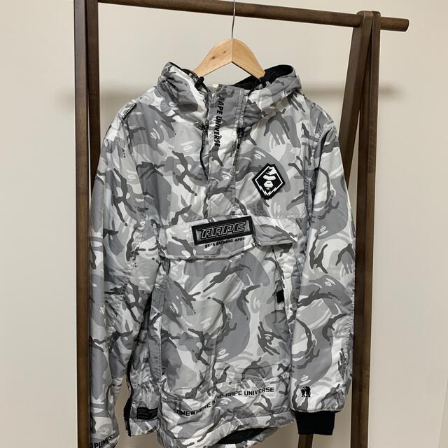 A BATHING APE(アベイシングエイプ)のAPEアノラックダウンパーカー　スノーカモフラージュ メンズのジャケット/アウター(ダウンジャケット)の商品写真