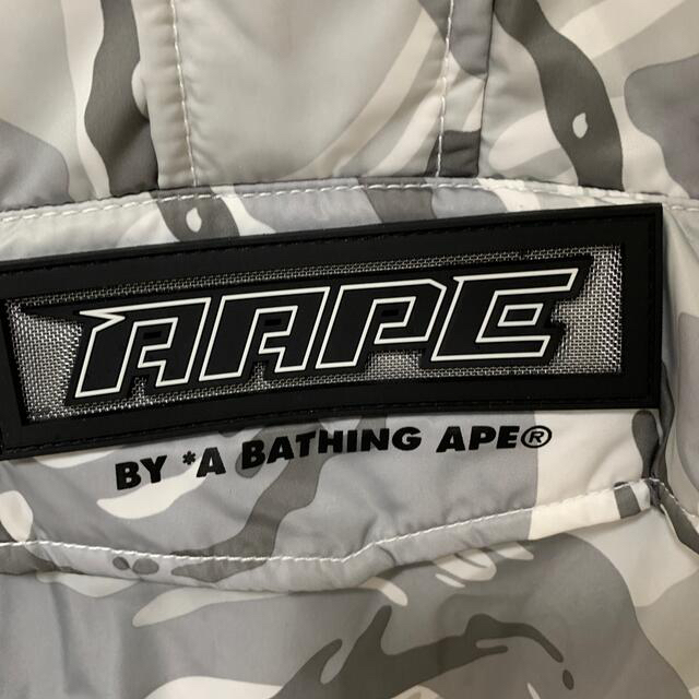 A BATHING APE(アベイシングエイプ)のAPEアノラックダウンパーカー　スノーカモフラージュ メンズのジャケット/アウター(ダウンジャケット)の商品写真