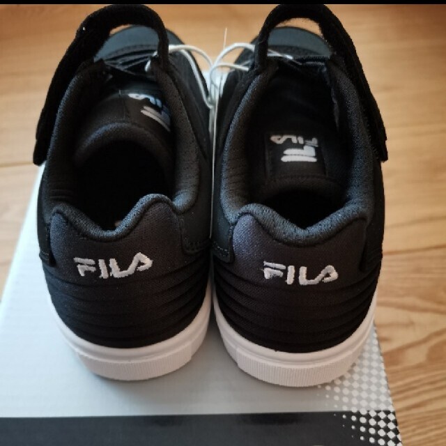 FILA(フィラ)の【新品未使用】18センチ　FIRA　スニーカー キッズ/ベビー/マタニティのキッズ靴/シューズ(15cm~)(スニーカー)の商品写真