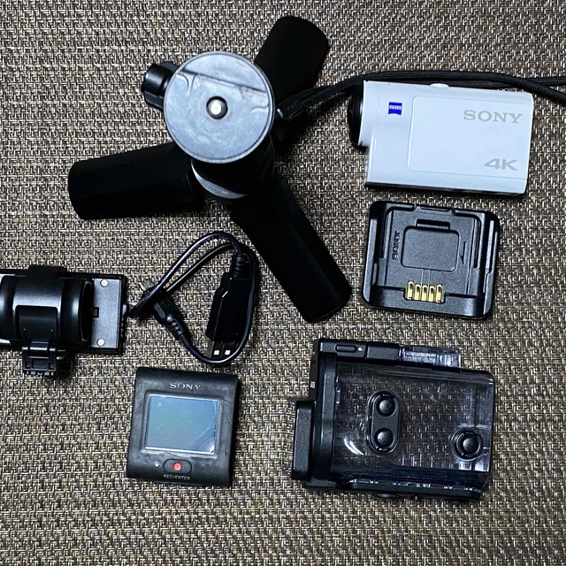 SONY(ソニー)のSony アクションカメラ FDR-X3000 （R）リモコン付き スマホ/家電/カメラのカメラ(ビデオカメラ)の商品写真
