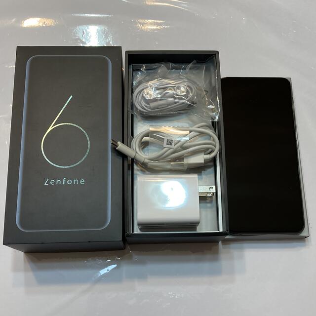 ASUS(エイスース)の美品）ZenFone 6 ミッドナイトブラック 128 GB SIMフリー スマホ/家電/カメラのスマートフォン/携帯電話(スマートフォン本体)の商品写真