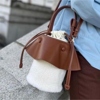 チェスティ(Chesty)の21日まで！アキロン×Donoban＊フリルボアバケットBAG ブラウン(ショルダーバッグ)