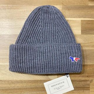 メゾンキツネ(MAISON KITSUNE')の新品　メゾンキツネ　ニット帽 ニットキャップ　グレー　メンズレディース　ビーニー(ニット帽/ビーニー)