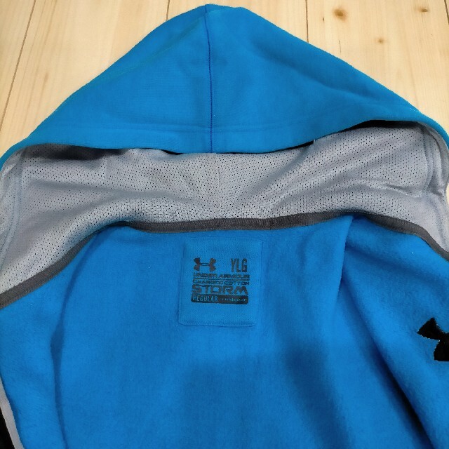 UNDER ARMOUR(アンダーアーマー)のアンダーアーマー パーカー 150 YLG 赤 青 水色 キッズ/ベビー/マタニティのキッズ服男の子用(90cm~)(その他)の商品写真