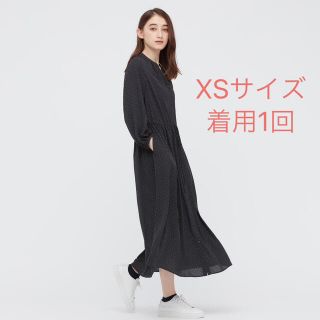 ユニクロ(UNIQLO)のユニクロ/プリントドローストリングロングワンピース　ネイビー　XSサイズ(ロングワンピース/マキシワンピース)