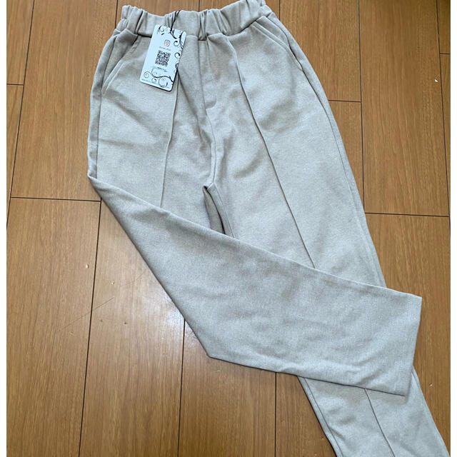 センタープレステーパードパンツ レディースのパンツ(カジュアルパンツ)の商品写真