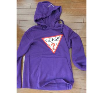 ゲス(GUESS)のGUESS トレーナー　パープル(スウェット)