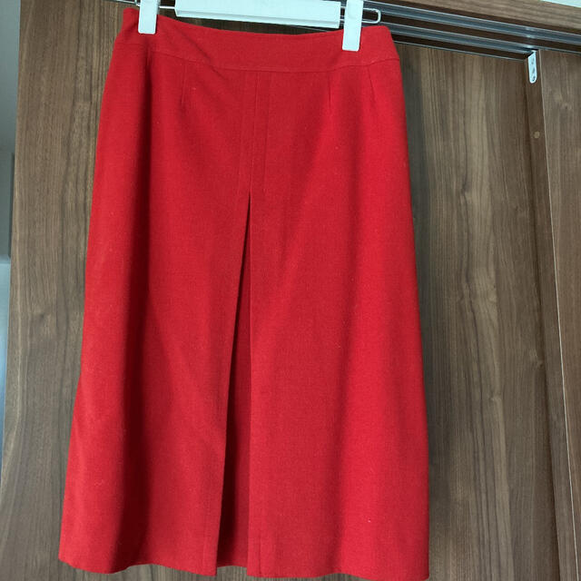 膝丈レッドスカート レディースのスカート(ひざ丈スカート)の商品写真
