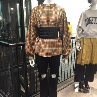 マウジー(moussy)のマウジー チェック柄バックリボンボリューム袖　セーター　ニット　ブラウス(ニット/セーター)