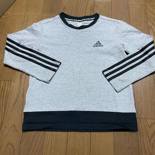 adidas(アディダス)のadidas★薄手トレーナー★グレー★キッズ★130 キッズ/ベビー/マタニティのキッズ服男の子用(90cm~)(Tシャツ/カットソー)の商品写真